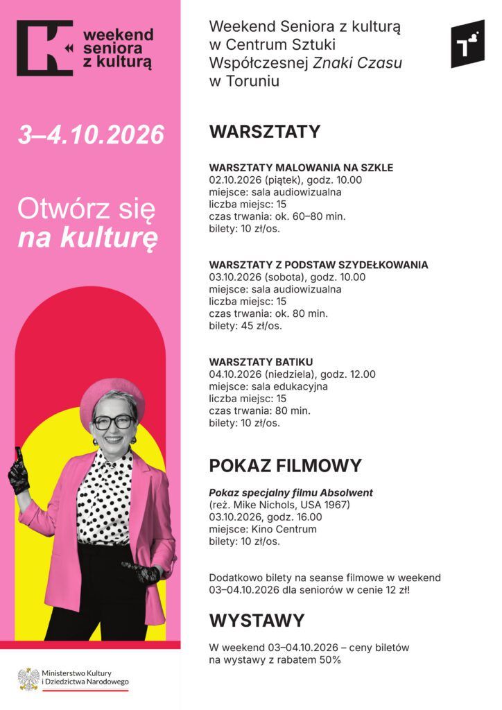 Plakat w języku polskim promujący wydarzenie „Weekend Seniora z kulturą” w Toruniu, zawierający informacje o warsztatach artystycznych, projekcji filmowej, harmonogramie, miejscach wydarzeń oraz danych kontaktowych; na plakacie widnieje zdjęcie starszej kobiety z różowymi włosami i w okularach.