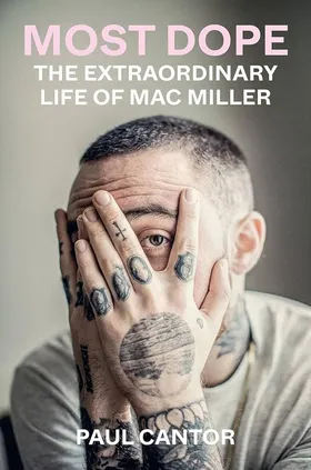 Wytatuowany mężczyzna z krótkimi włosami zakrywa dłonią połowę twarzy. Nad nim widnieje napis: „Most Dope: The Extraordinary Life of Mac Miller” autorstwa Paula Cantora.
